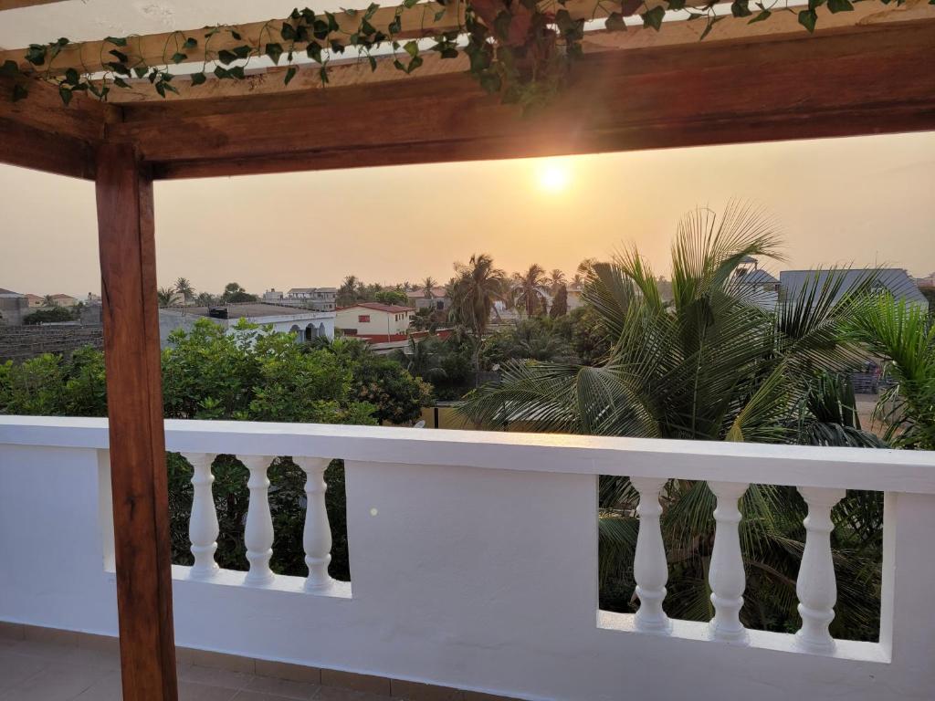 uma varanda com um corrimão branco e plantas em Villa MiraMar em Lomé