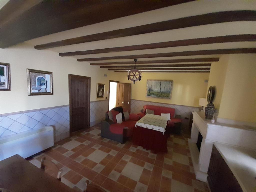 ein Wohnzimmer mit einem roten Sofa und einem Kamin in der Unterkunft APARTAMENTO SAN CARLOS in Baena