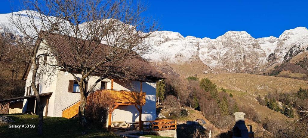コバリードにあるApartma Humarの雪山前家