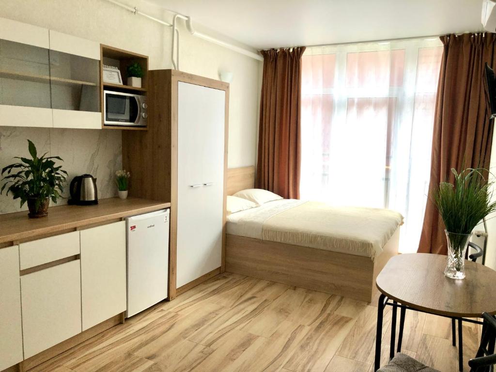 um pequeno quarto com uma cama e uma mesa em Apart Hotel in a complex Semycvit em Lviv