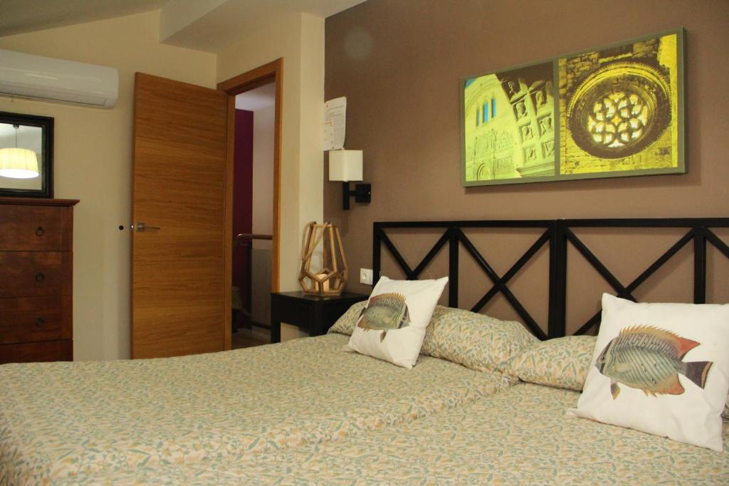 Postel nebo postele na pokoji v ubytování Apartamentos Alcazar de Baeza