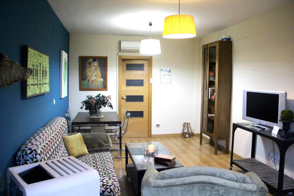 TV a/nebo společenská místnost v ubytování Apartamentos Alcazar de Baeza