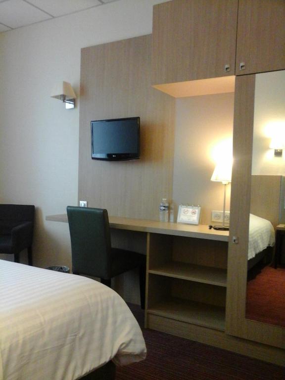 Кровать или кровати в номере Hôtel Carmin