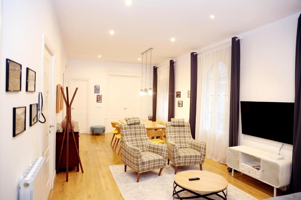 PISO EXCLUSIVO FRENTE AL CASCO VIEJO CON PARKING GRATIs - Apartment
