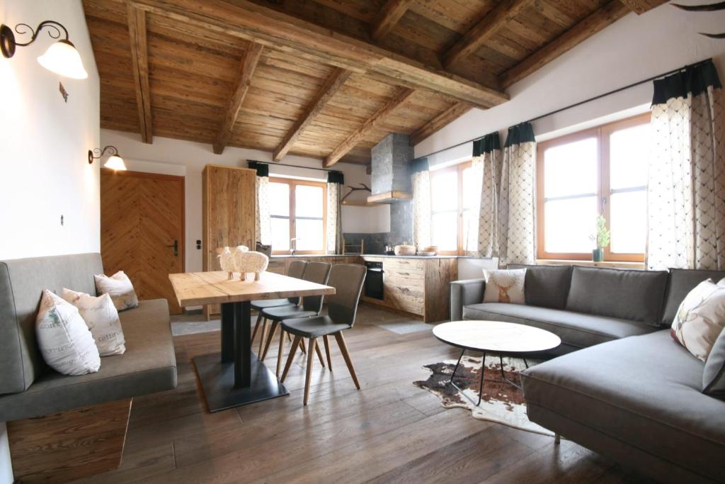 - un salon avec un canapé et une table dans l'établissement Hütte in der Hütte, à Rauris