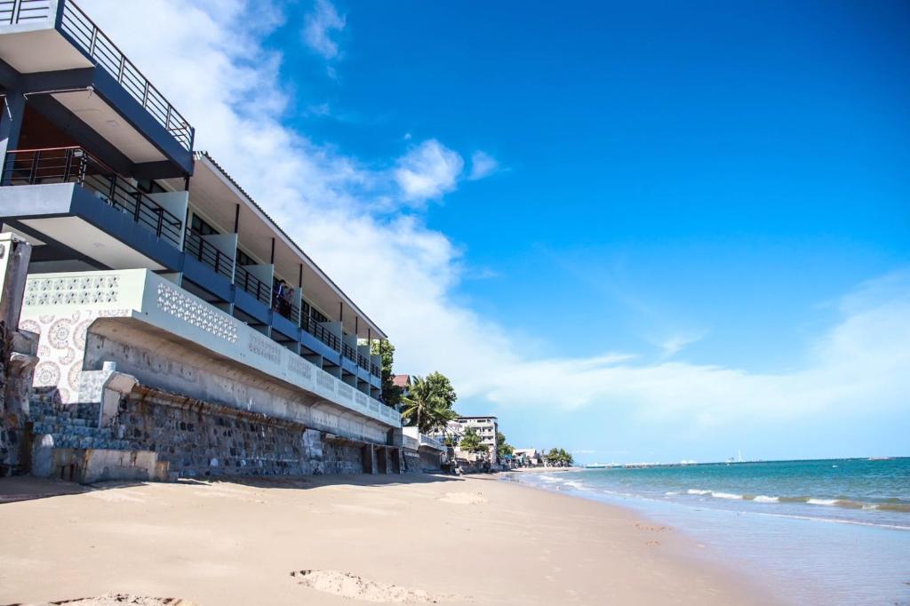 een gebouw aan het strand naast de oceaan bij Phala Shore Resort 