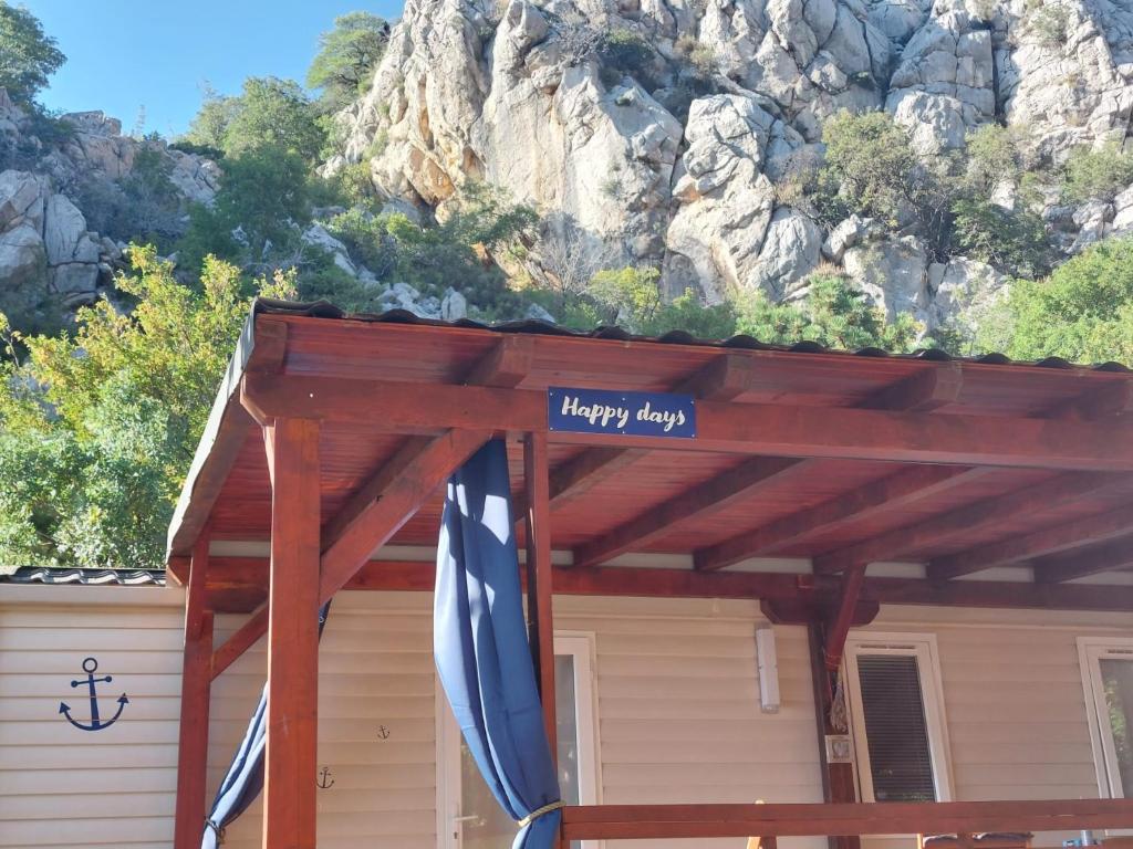 Nespecifikovaný výhled na hory nebo výhled na hory při pohledu z kempu