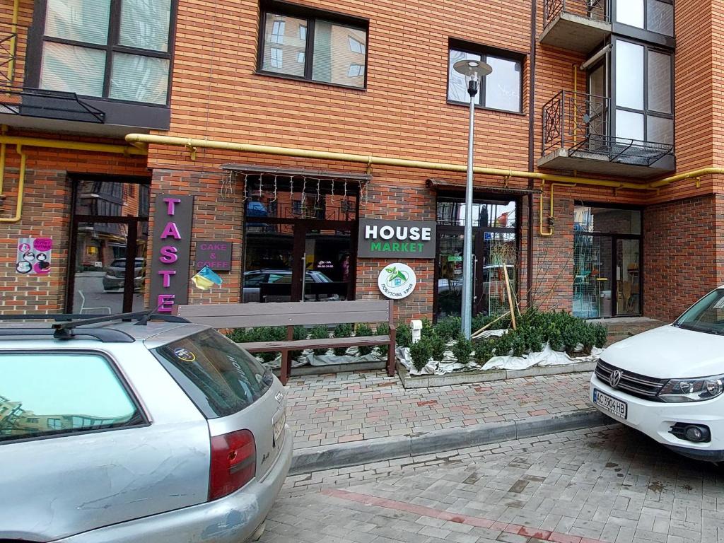 two cars parked in front of a house at Апартаменти Класик у ЖК Яровиця in Lutsk