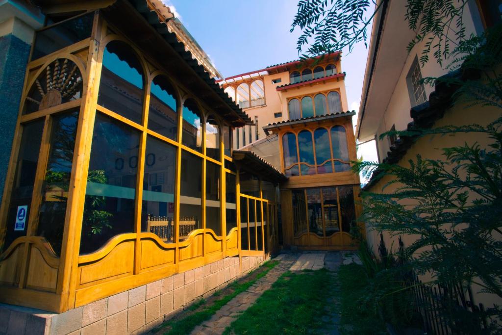 un edificio con una grande finestra sul lato di Centenario Inn a Cuzco