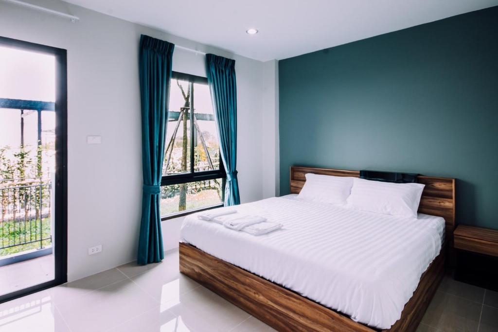 Postel nebo postele na pokoji v ubytování The Living Hotel SamutPrakan