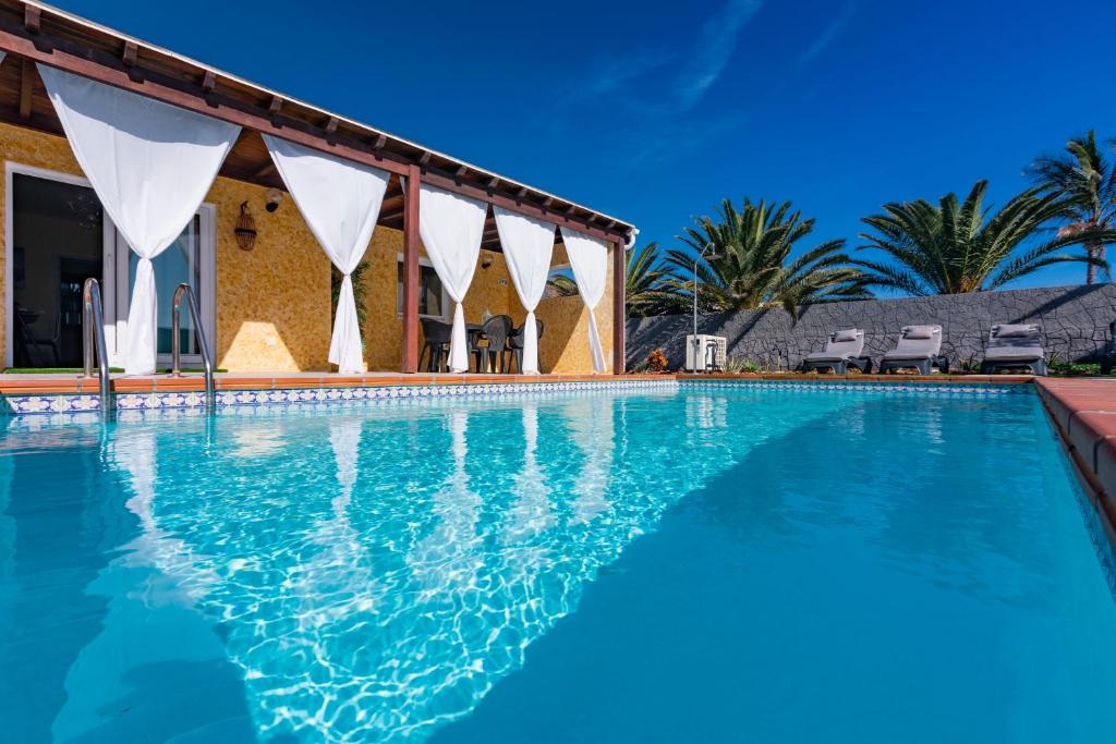 einen Pool vor einer Villa in der Unterkunft CASA DANEO in Playa Blanca