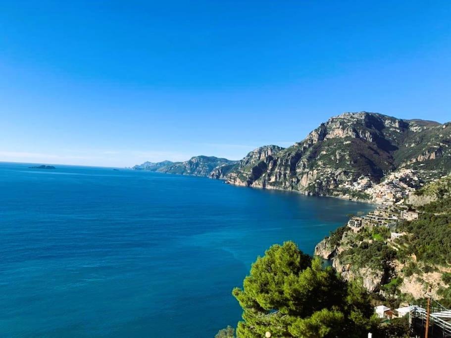 uma vista para a costa amalfi em Itália em Casa Marrapese em Positano