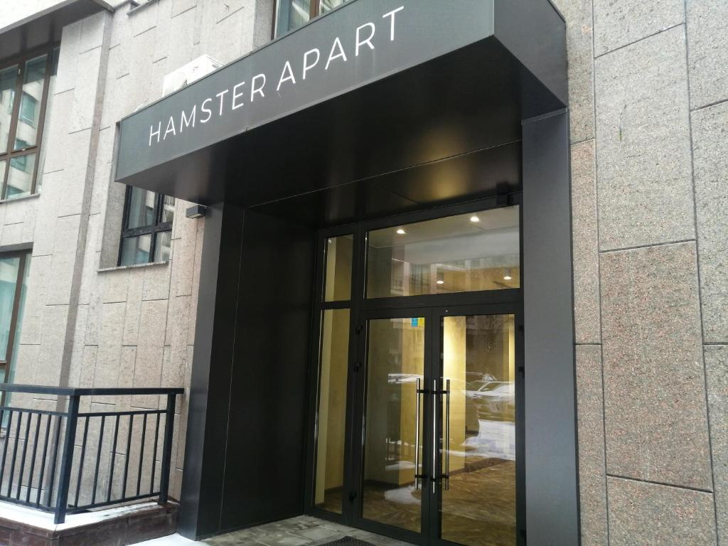 HAMSTER APART في كييف: مبنى مع مدخل لشقة الهامستر