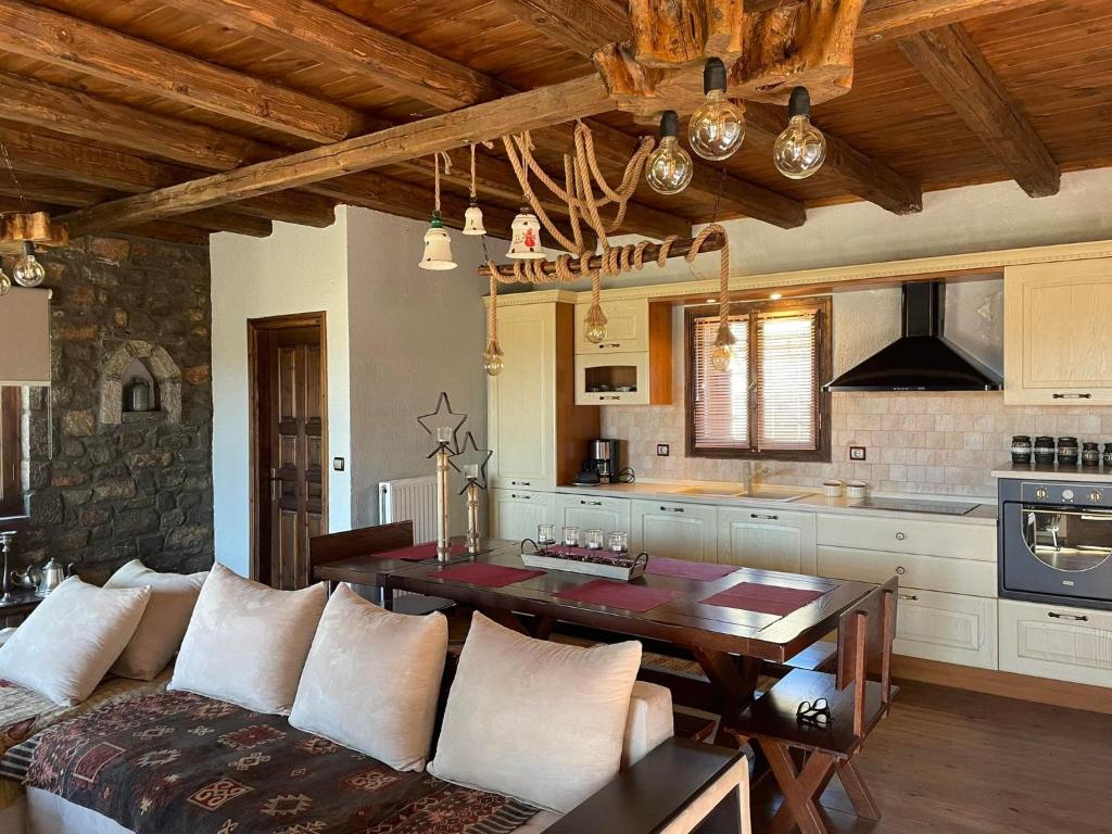 ein Wohnzimmer mit einem Sofa und einem Tisch in der Unterkunft Arachova Luxury Chalet in Arachova