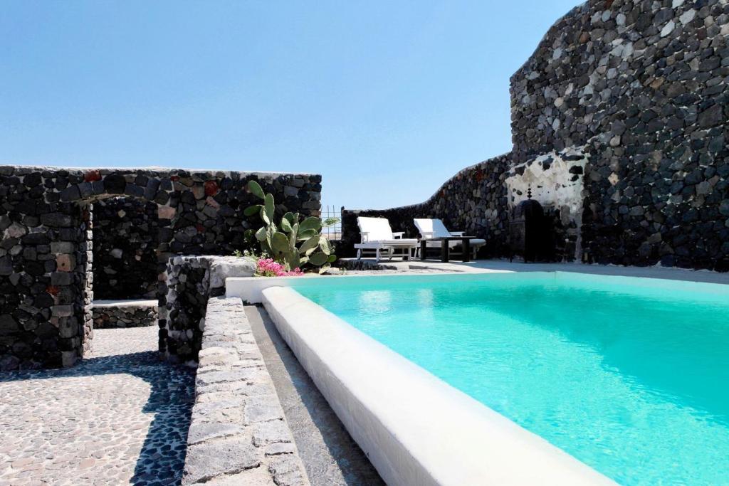 Bazén v ubytování Santorini Heritage Mansion Kyani Megalochori nebo v jeho okolí
