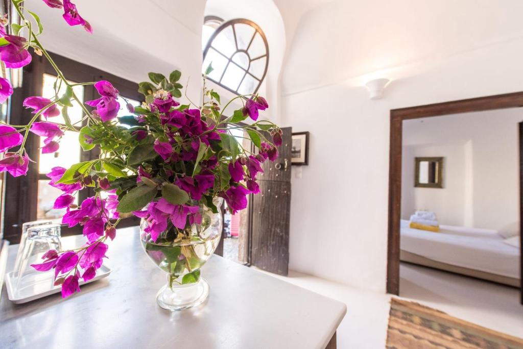 Postel nebo postele na pokoji v ubytování Santorini Heritage Mansion Kyani Megalochori