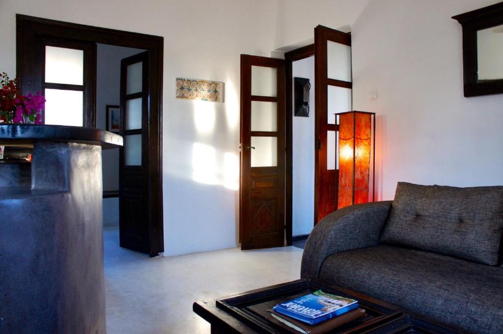 Posezení v ubytování Santorini Heritage Mansion Kyani Megalochori