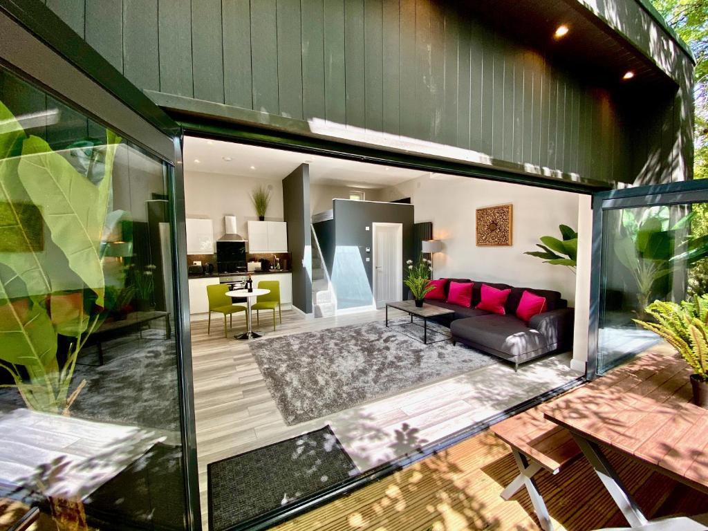 una extensión de cristal de una casa con sala de estar en Sunridge Cubes (Cube 1) en Plymouth