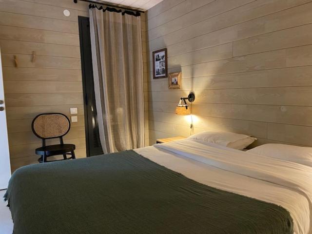 Tempat tidur dalam kamar di Grand Chalet de Pitrot