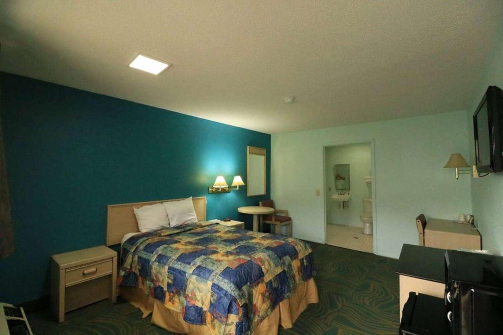 Travelodge by Wyndham Parkersburg - Queen Room - Accessible/Non-Smoking
