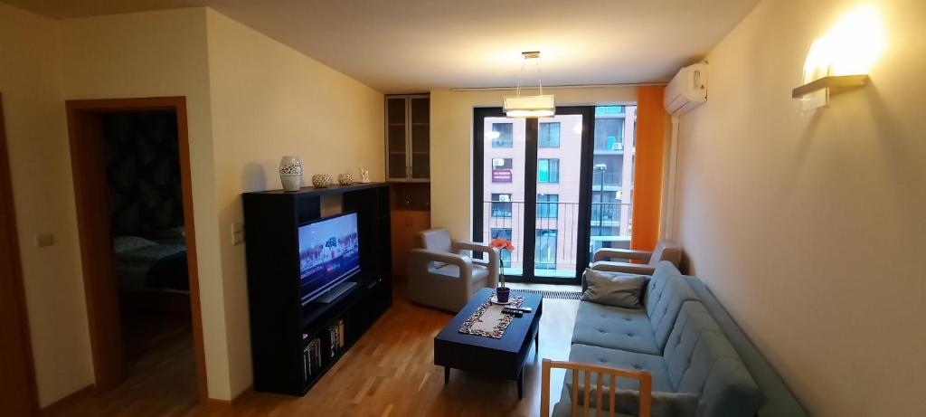 Televízia a/alebo spoločenská miestnosť v ubytovaní Angel City Apartments