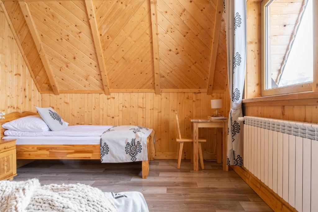 Posteľ alebo postele v izbe v ubytovaní Góralskie Domki Zakopane Gubałówka