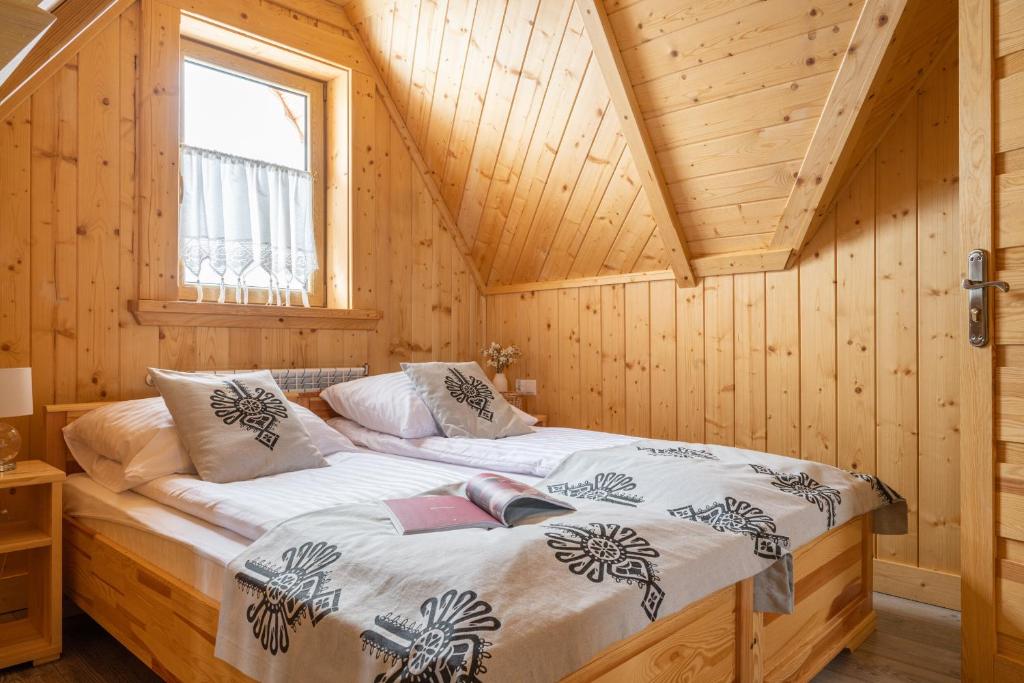 Posteľ alebo postele v izbe v ubytovaní Góralskie Domki Zakopane Gubałówka