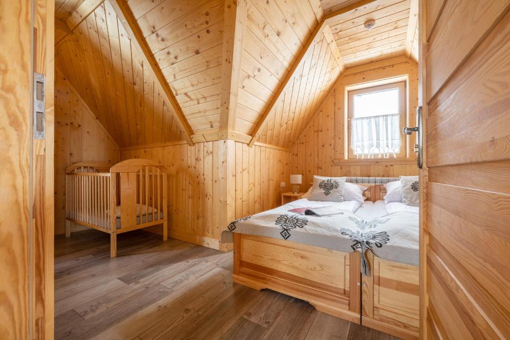 Posteľ alebo postele v izbe v ubytovaní Góralskie Domki Zakopane Gubałówka