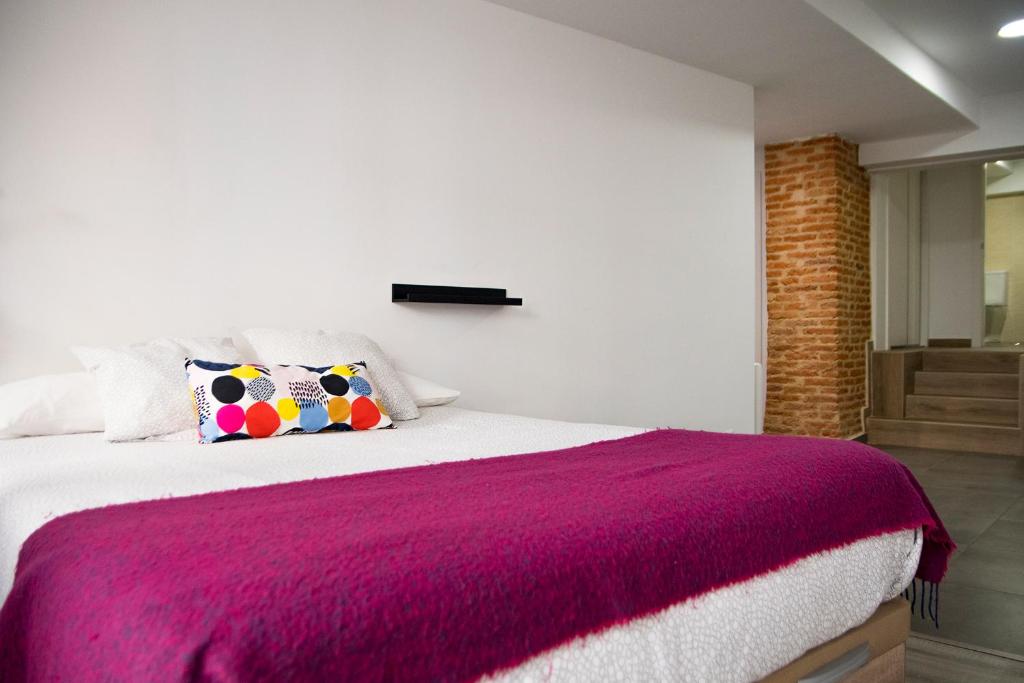 um quarto com uma cama grande e um cobertor roxo em Sensacional Apartamento Saladina Home em Ourense