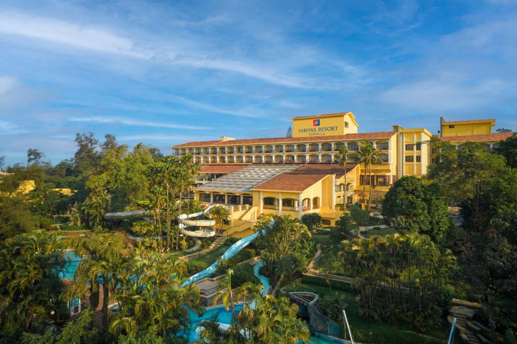 una vista aérea de un complejo con un parque acuático en Fariyas Resort Lonavala, en Lonavala