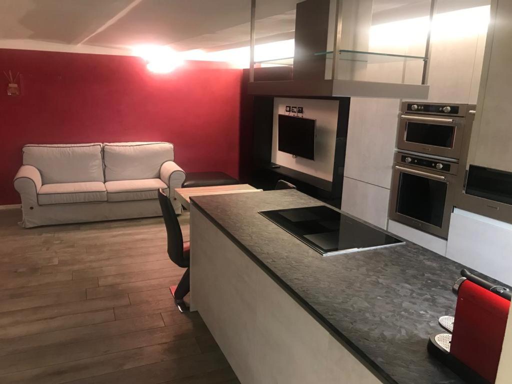 een keuken met een bank in een kamer bij Eliver's House in Bologna