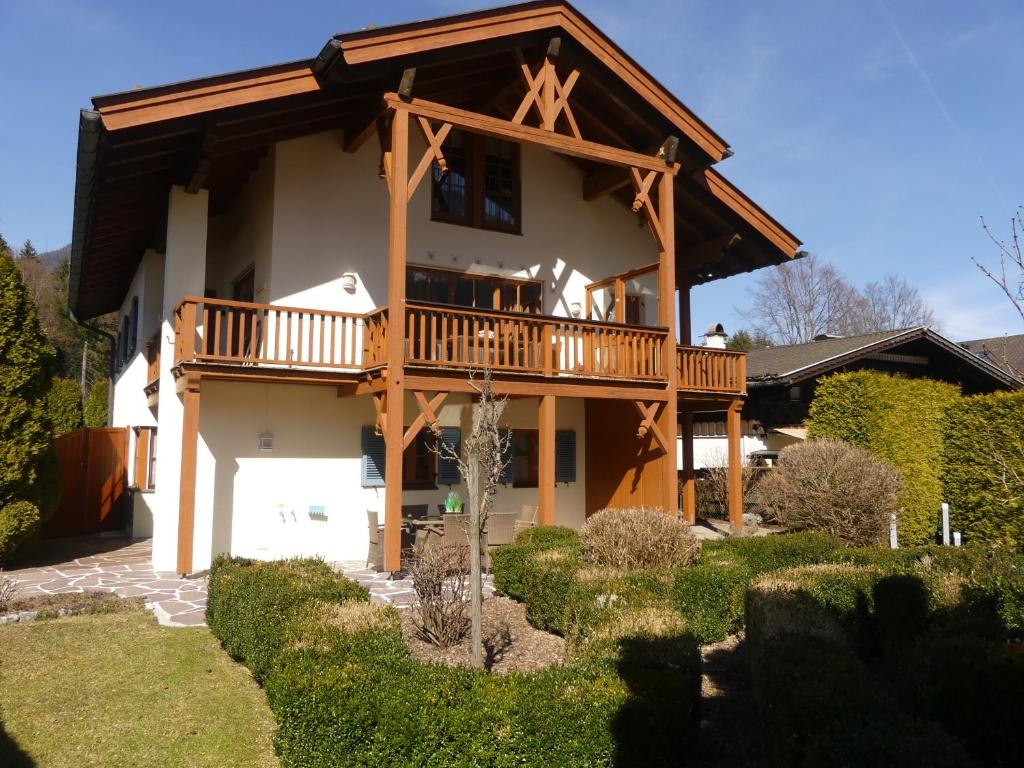 une grande maison avec une terrasse au-dessus dans l'établissement Haus Alpenstern, à Grainau