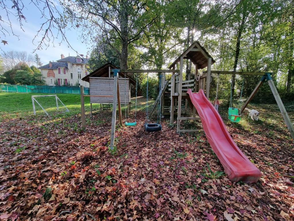 een park met een speeltuin met een glijbaan bij Le Pavillon de St Agnan in Hautefort