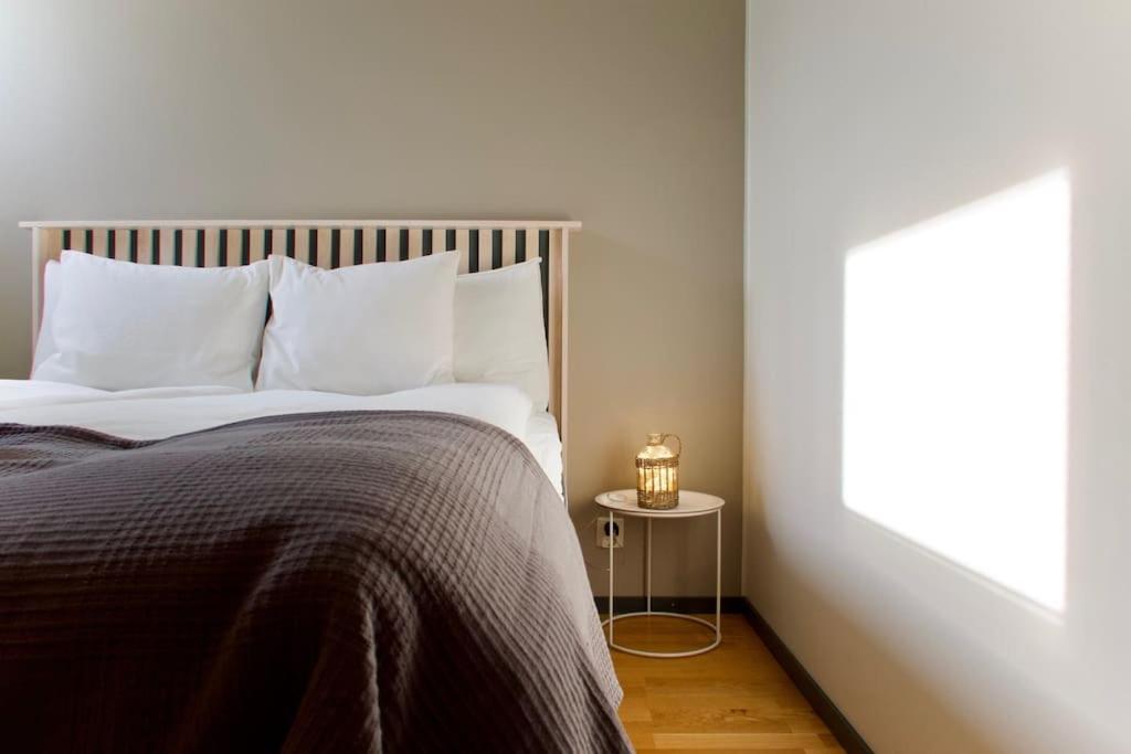 Postel nebo postele na pokoji v ubytování Raikas 2021 paritalo keskustassa, Sauna, P-paikka