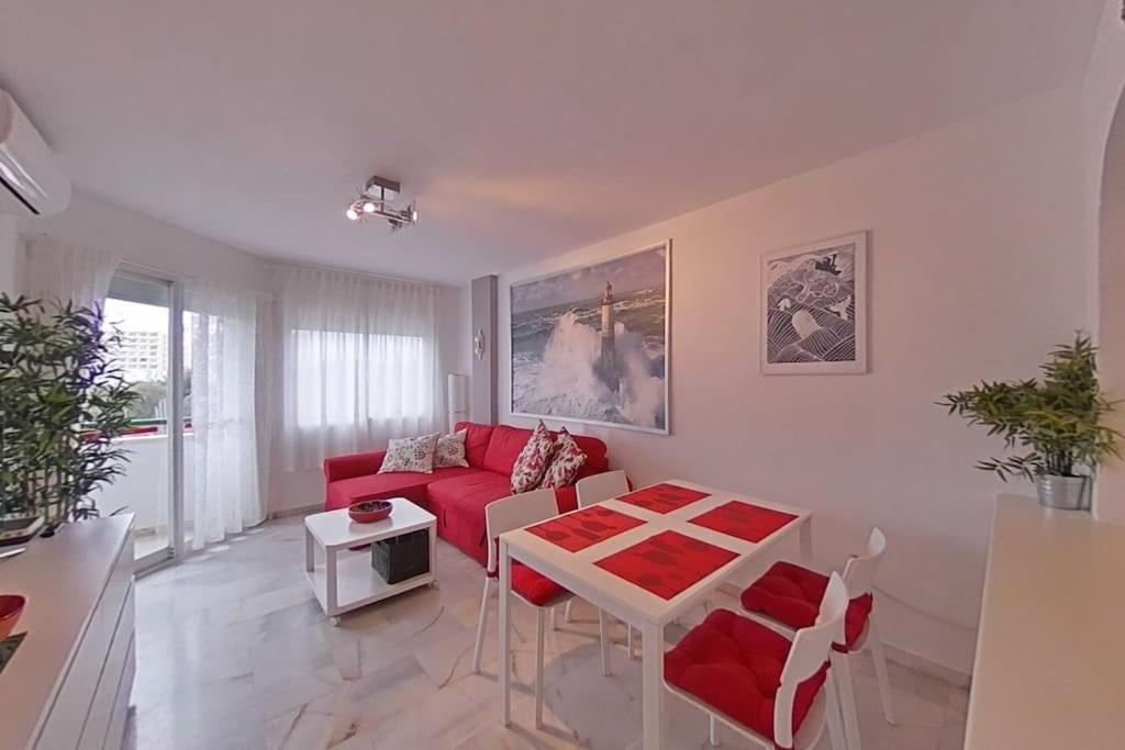 sala de estar con sofá rojo y mesa en Tranquilo , soleado cerca de la playa, en Torremolinos