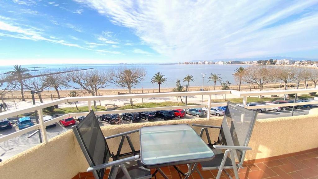 balcone con sedie e vista sull'oceano di Rhode 2a a Roses