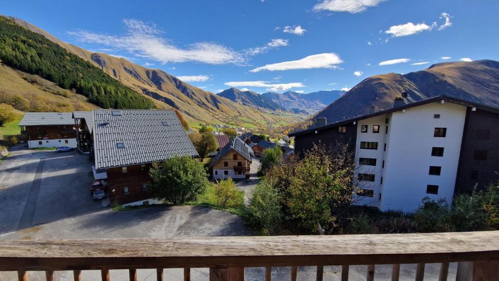 a view of a village with mountains in the background at Les Marmottes - 40 - Appart confort - 7 pers in Saint-Sorlin-dʼArves