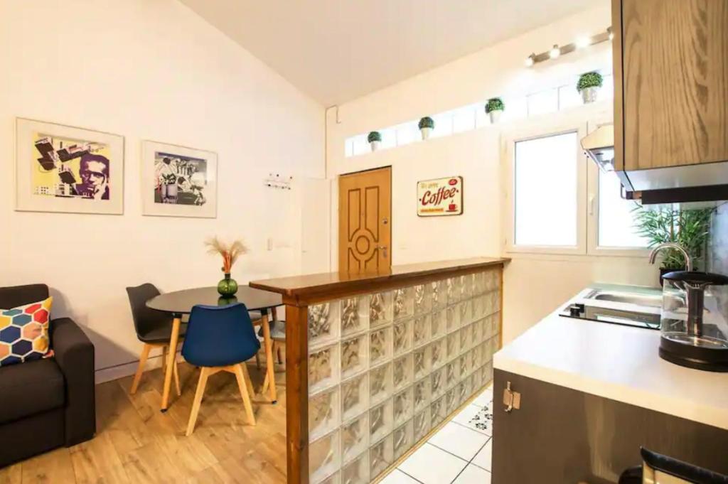 a kitchen with a table and a dining room at HSH Traversière Boulogne-Billancourt II Appartement 4P in Boulogne-Billancourt