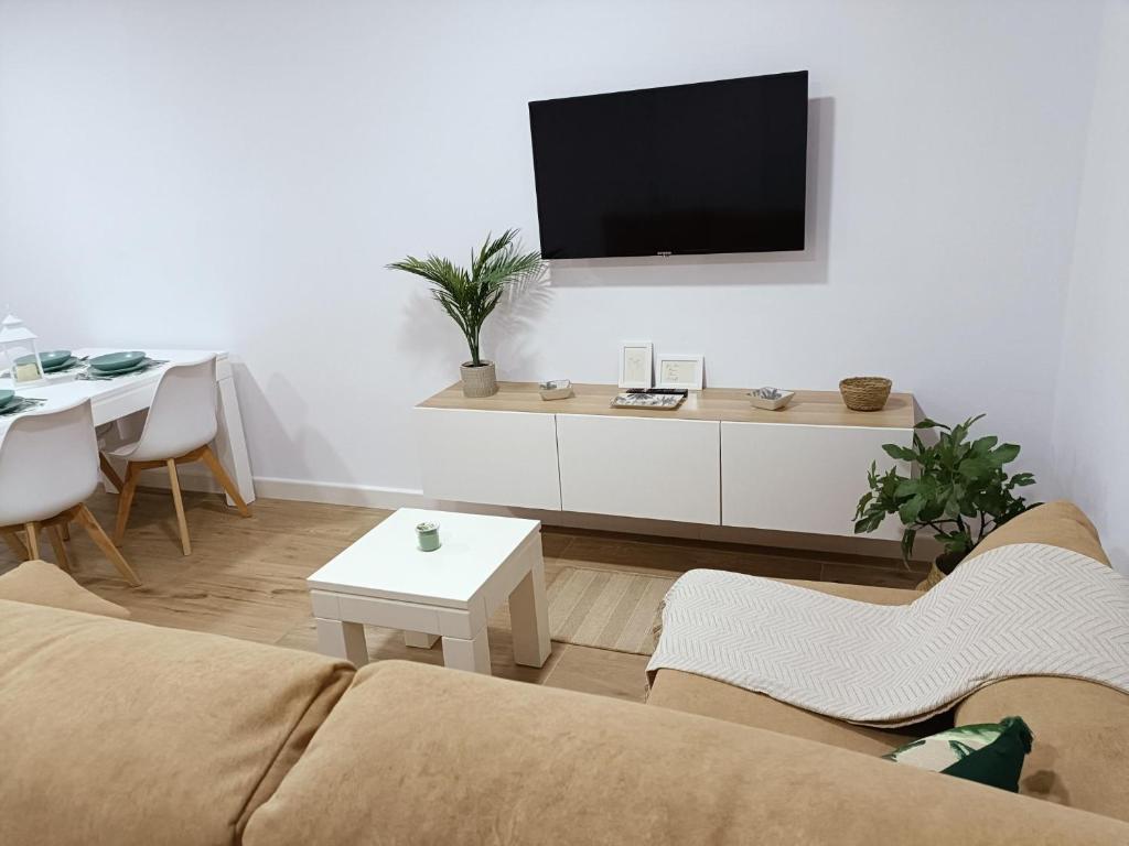 Televízia a/alebo spoločenská miestnosť v ubytovaní Sumatra Chalet