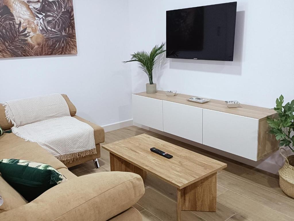 Televízia a/alebo spoločenská miestnosť v ubytovaní Sumatra Chalet