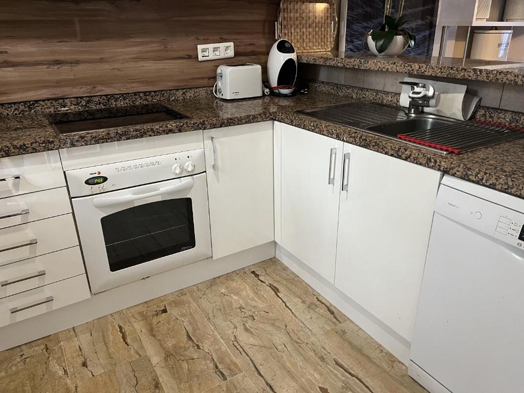 A kitchen or kitchenette at Estepona - Playa - Villa de 2 dormitorios en urbanización cerca del mar