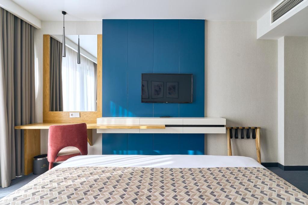 Postel nebo postele na pokoji v ubytování Clocks Hotel Tbilisi