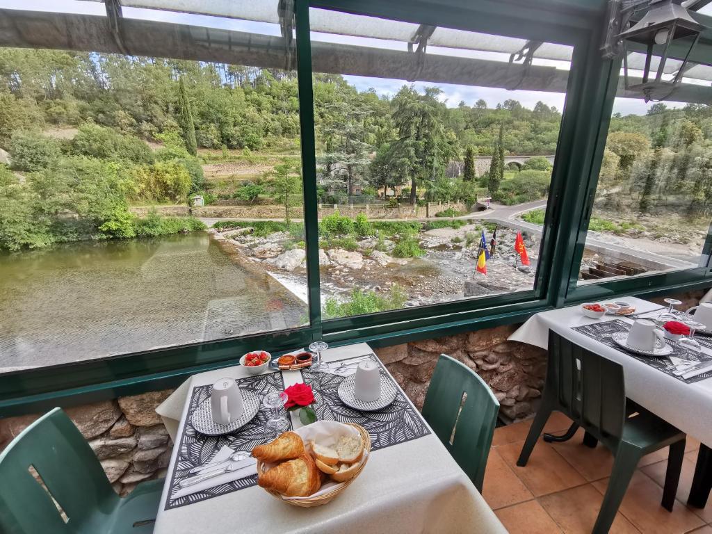 Výhled na řeku, která protéká v blízkosti bed and breakfast