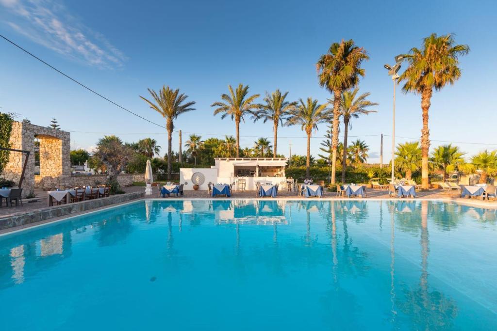 Bazén v ubytování Picchio Hotel Pescoluse nebo v jeho okolí