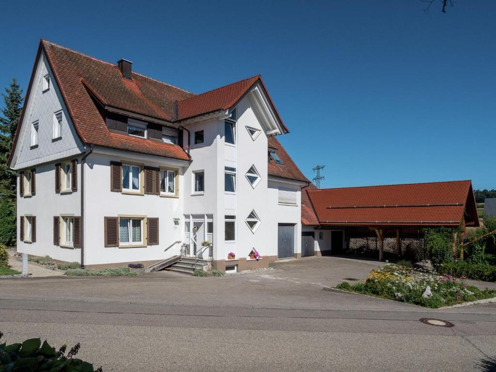 ein großes weißes Haus mit braunem Dach in der Unterkunft Cosy and lovingly furnished apartment in the Black Forest in Villingen-Schwenningen