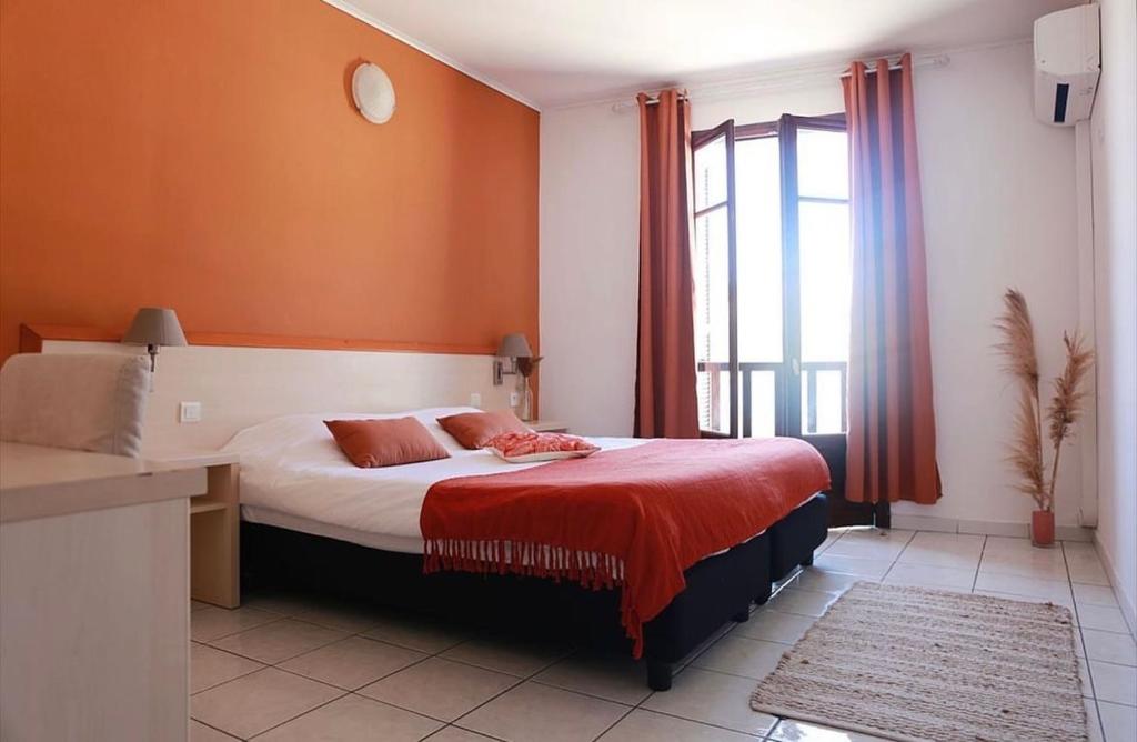 Postel nebo postele na pokoji v ubytování Hôtel de la jetée