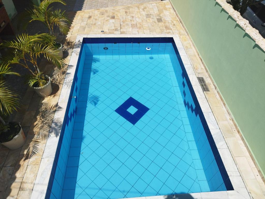 una vista aérea de una piscina azul en BONA CASA PERUÍBE, en Peruíbe