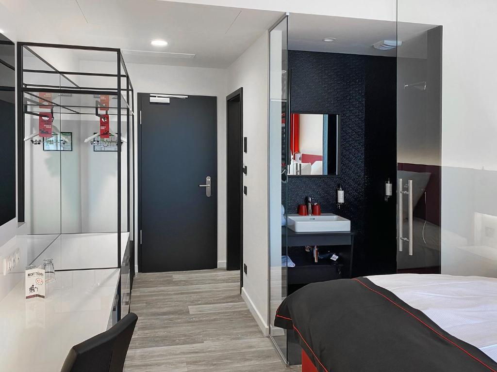 Postel nebo postele na pokoji v ubytování DORMERO Hotel Deggendorf