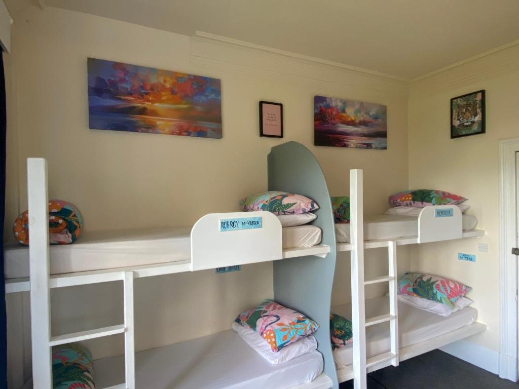 Postel nebo postele na pokoji v ubytování Fort William Backpackers