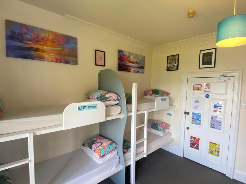 Postel nebo postele na pokoji v ubytování Fort William Backpackers